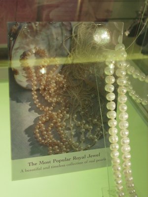 buckingham-palace-display-of-pearls buckingham-palace-display-of-pearls