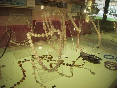 buckingham-palace-gift-shop-pearls buckingham-palace-gift-shop-pearls