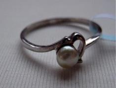 Natural pearl ring with certificate