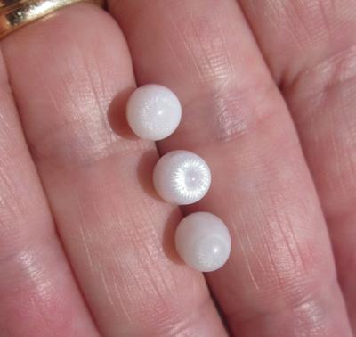 3 Drop Shaped Clam Pearls with Flame 9 carats - Total