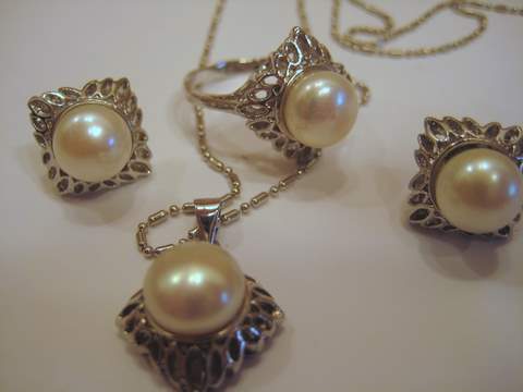 4 Piece Pearl Set