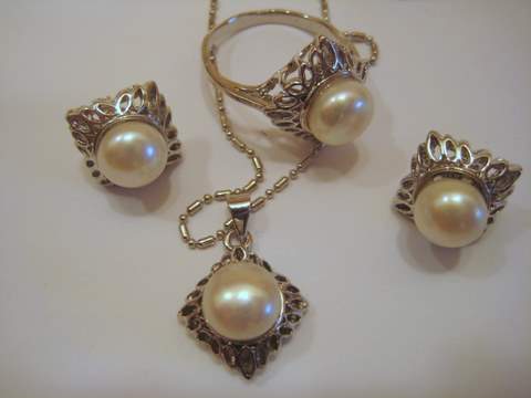 4 Piece Pearl Set