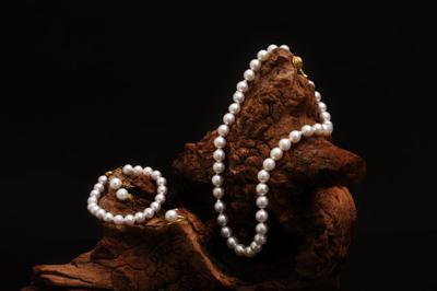 A set of pearls. The jewellery value of a pearl is defined by a combination of luster, colour, size, surface blemishes, and symmetry