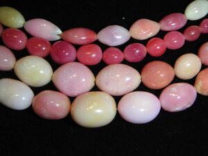 Selection of different coloured conch pearls, partly displaying the characteristic flame structure. Photo courtesy of Rawat/Tara