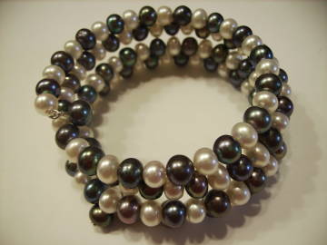 Black and white pearl bracelet