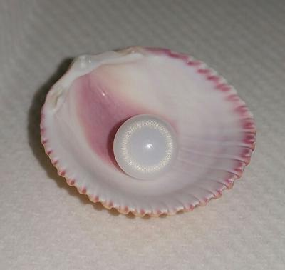 Clam pearl 3.45 ct with flame