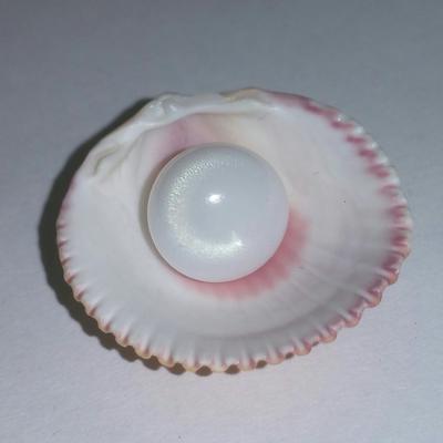 Clam Pearl 7.45 ct with Strong Flame 