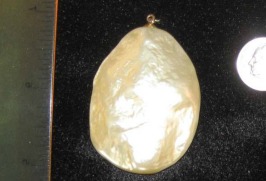 Lustrous pearl pendant