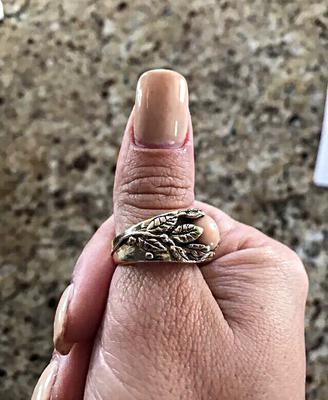 Handmade conch men's ring with leaf engravings 