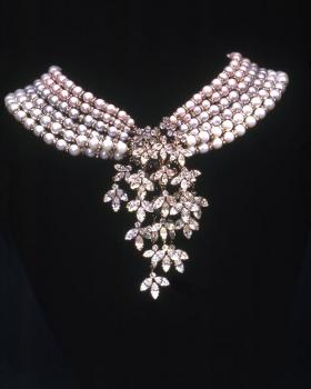 audrey hepburn pearl necklace breakfast tiffany's