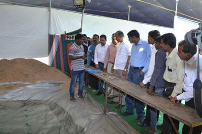 Sanjay conducts classes in pearl farming