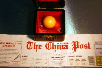 Largest Melo Pearl in Case by Newspaper