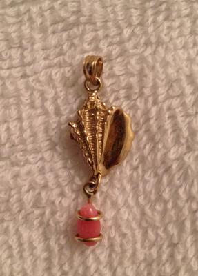 Lovely conch pearl pendant