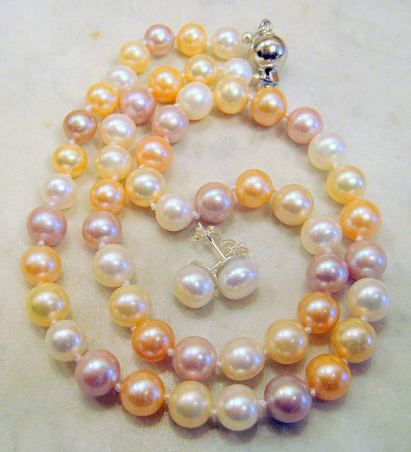 Multicolored pearl set
