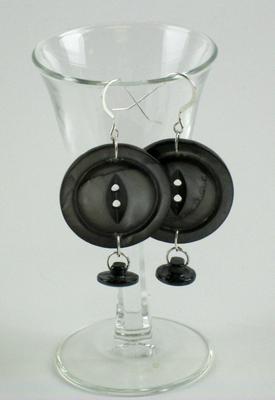 Muscatine Pearl Button Earrings - Big Black