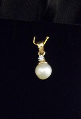 Natural 3 carat Basra Pearl Pendant with Diamond