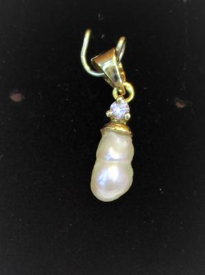 Natural 8mm Basra Pearl Pendant with Diamond