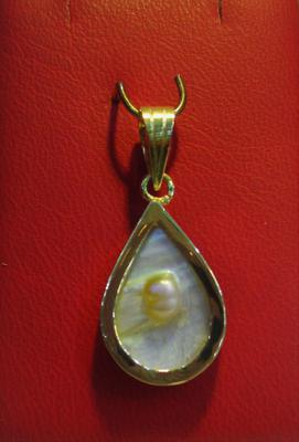Natural Basra Blister Pearl Pendant on 18k Gold