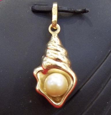 Natural  Basra Pearl Pendant in Gold