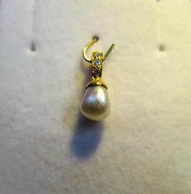 Natural Basra Pearl Light Cream Pendant with Diamonds