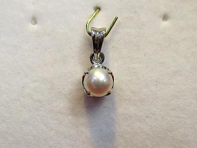 Natural Basra Pearl Pendant 1 carat 5mm 18k White Gold