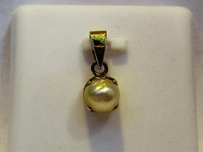 Natural Basra Pearl Pendant 1 carat 6mm 18k Gold