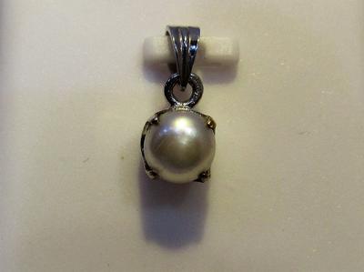 Natural Basra Pearl Pendant 1 Carat on 18k White Gold