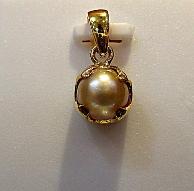 Natural Basra Pearl Pendant in 18K Gold