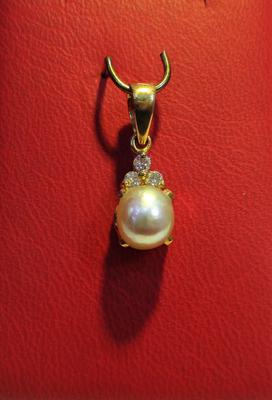Natural Basra Pearl Pendant Light Yellow with Diamonds