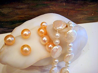 Natural big pearl wearing cultured freshwater pearls
