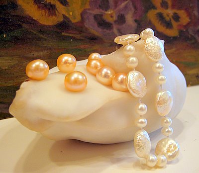 Natural big pearl wearing cultured freshwater pearls