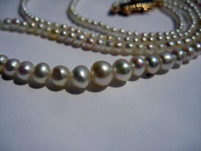 Natural pearl necklace with round pearls