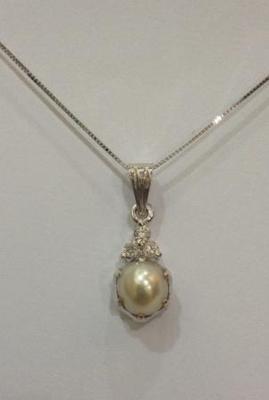 Natural pearl pendant with Diamonds 