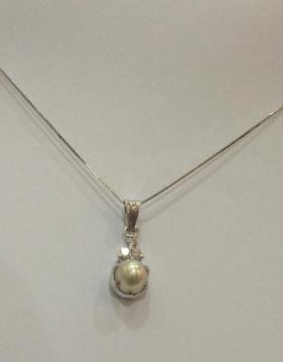 Natural pearl pendant with Diamonds 