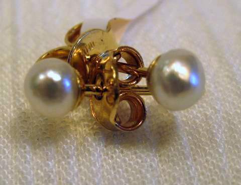 Natural Pearl Stud Earrings Natural Pearl Stud Earrings