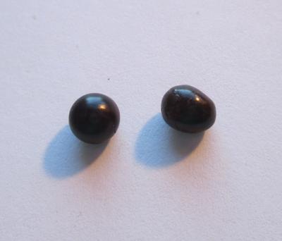 Pair Pen Pearls 2.65 carats Dark Color