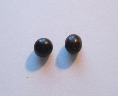 Pair Pen Pearls 2.65 carats Dark Color