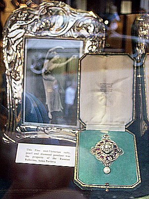 Pavlova Photo pearl pendant