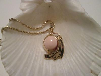 Pink Conch Pearl Pendant with 20