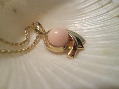 Pink Conch Pearl Pendant with 20