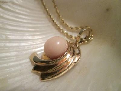 Pink Conch Pearl Pendant with 20