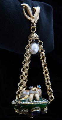 Walrus Pearl Jewel by Lyn Punkari