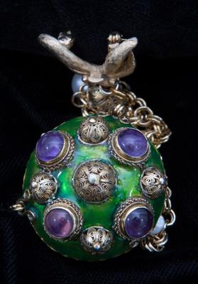 Walrus Pearl Jewel by Lyn Punkari