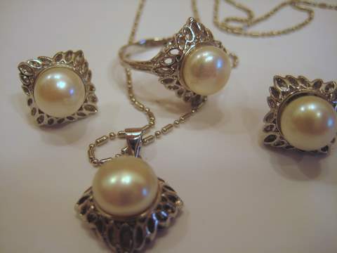 4 Piece Pearl Set 4 Piece Pearl Set