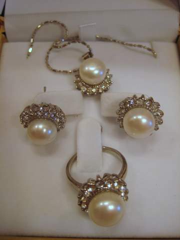 4 Piece Pearl Set