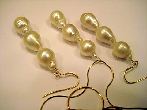 White baroque pearl set on 18K gold