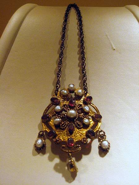 Hungarian Pearl necklace