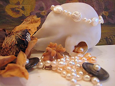 Natural big pearl wearing cultured freshwater pearls
