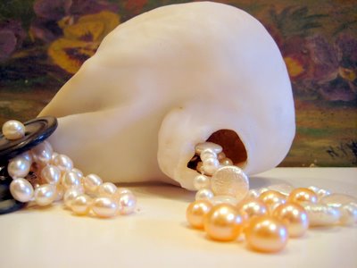 Natural big pearl wearing cultured freshwater pearls