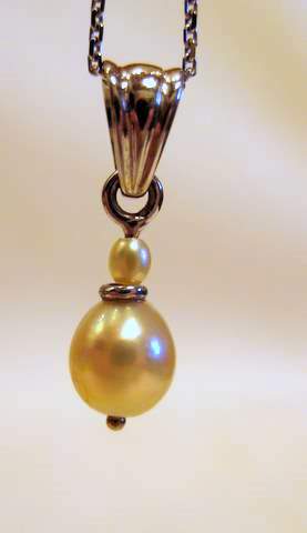 Natural Pearl Pendant Necklace